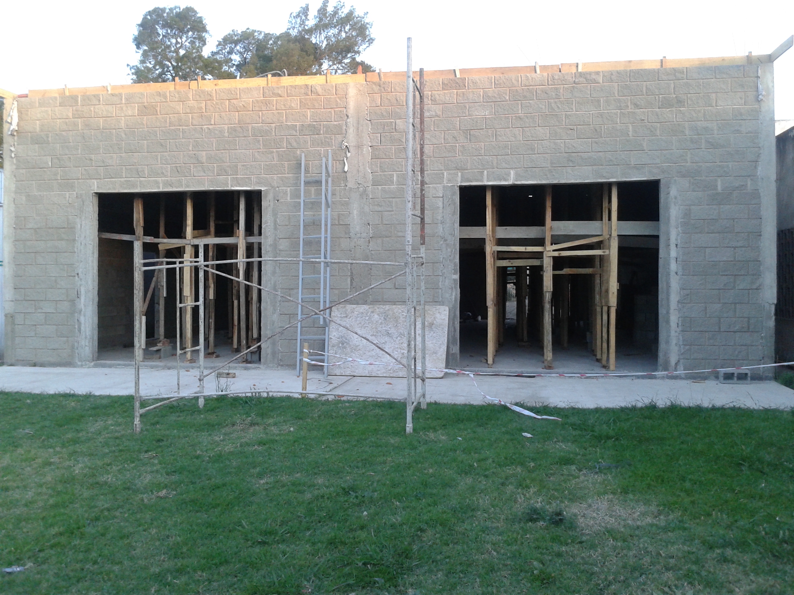 Construyen nuevas aula taller en el campus universitario