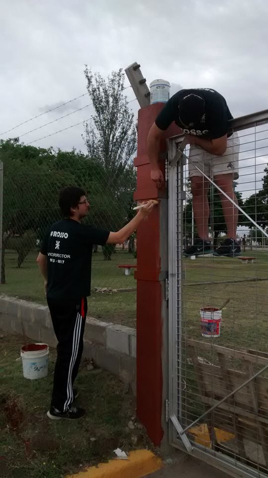 Estudiantes pintan ingreso y cerco perimetral  