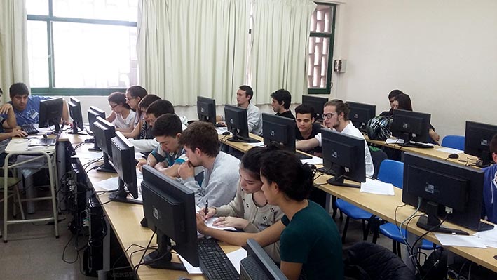 Cuarenta equipos estudiantiles en competencia de programación