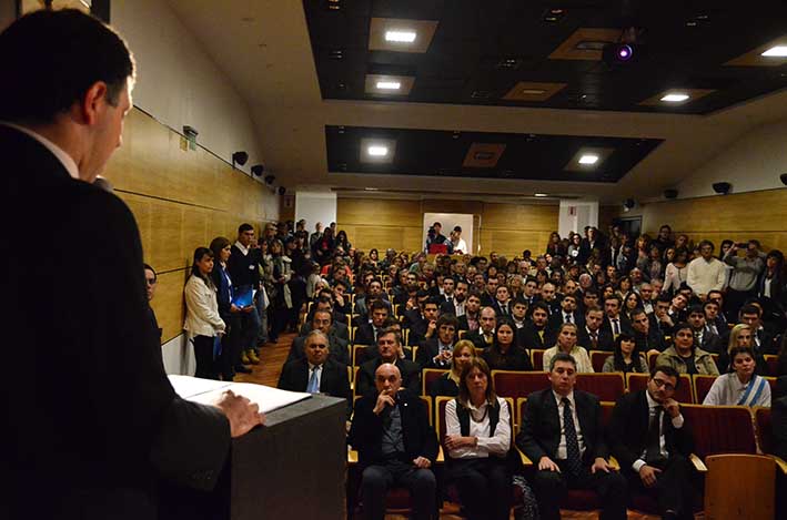 Decano Rosso, en la 27 colación de grados de la Facultad Regional, defendió a la universidad pública y gratuita 