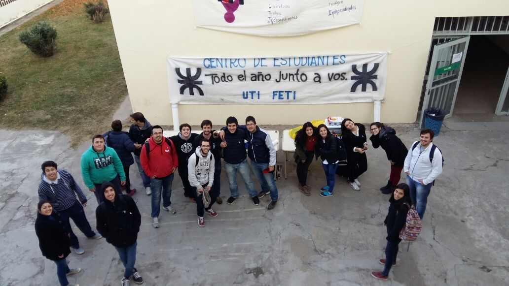 Con chocolate caliente y pastelitos estudiantes y docentes festejaron el 25 de Mayo