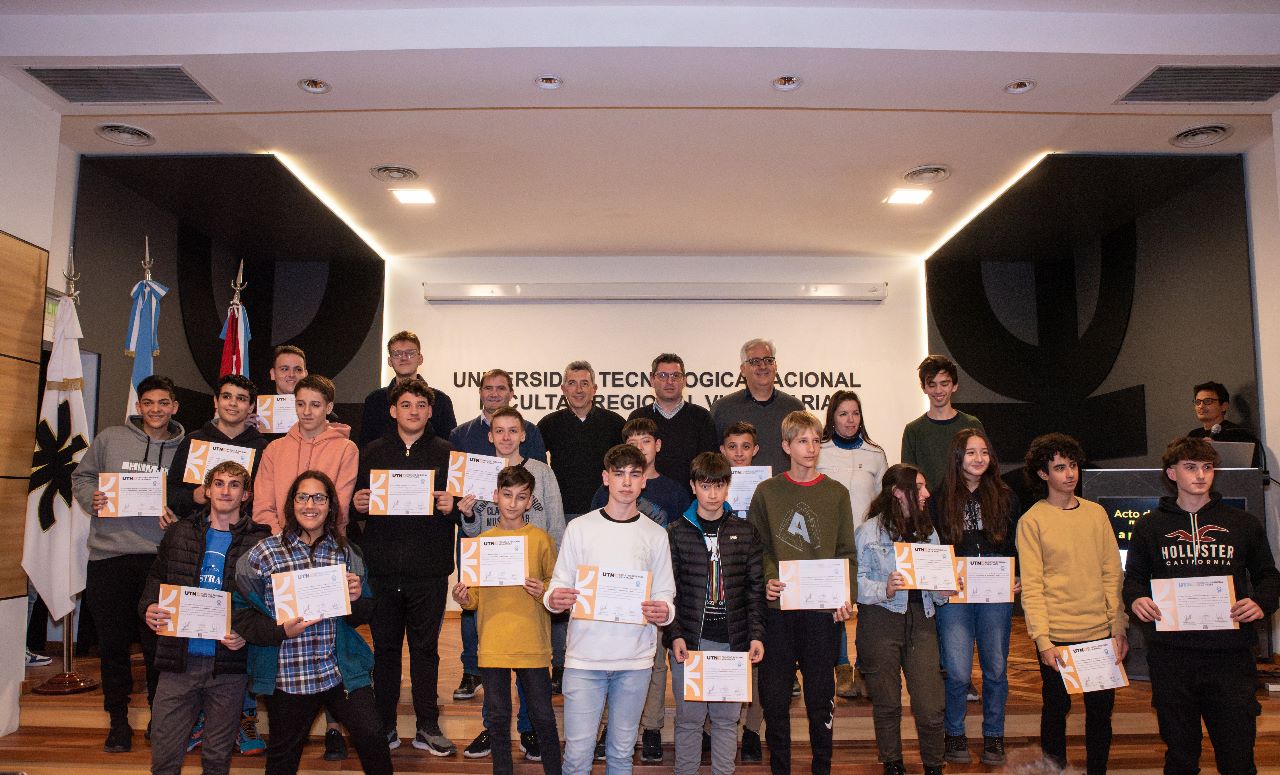 Más de 30 jóvenes recibieron su diploma tras finalizar el taller "Aprendemos a programar UTN"