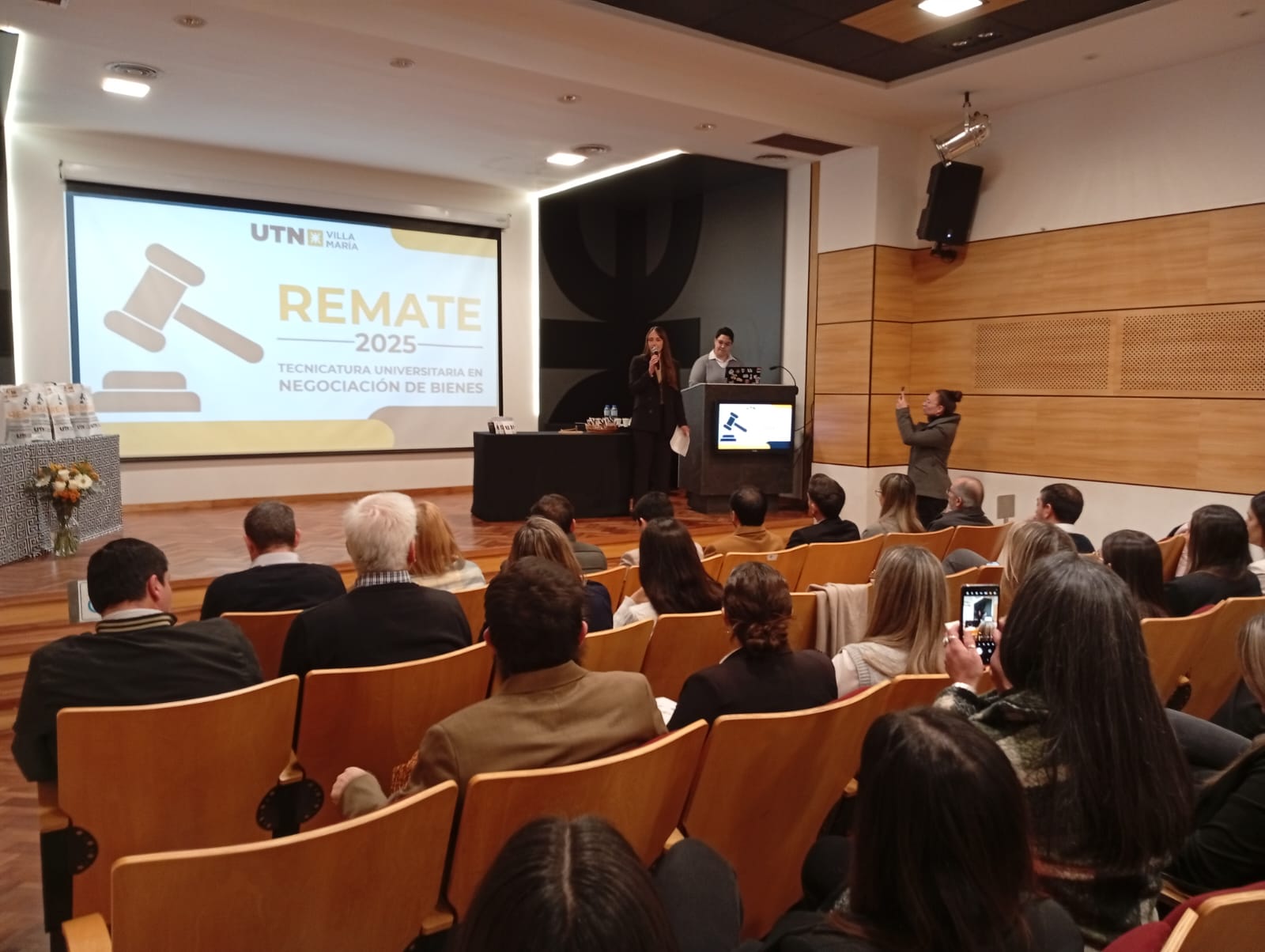 En la FRVM se realizó una subasta pública protagonizada por estudiantes