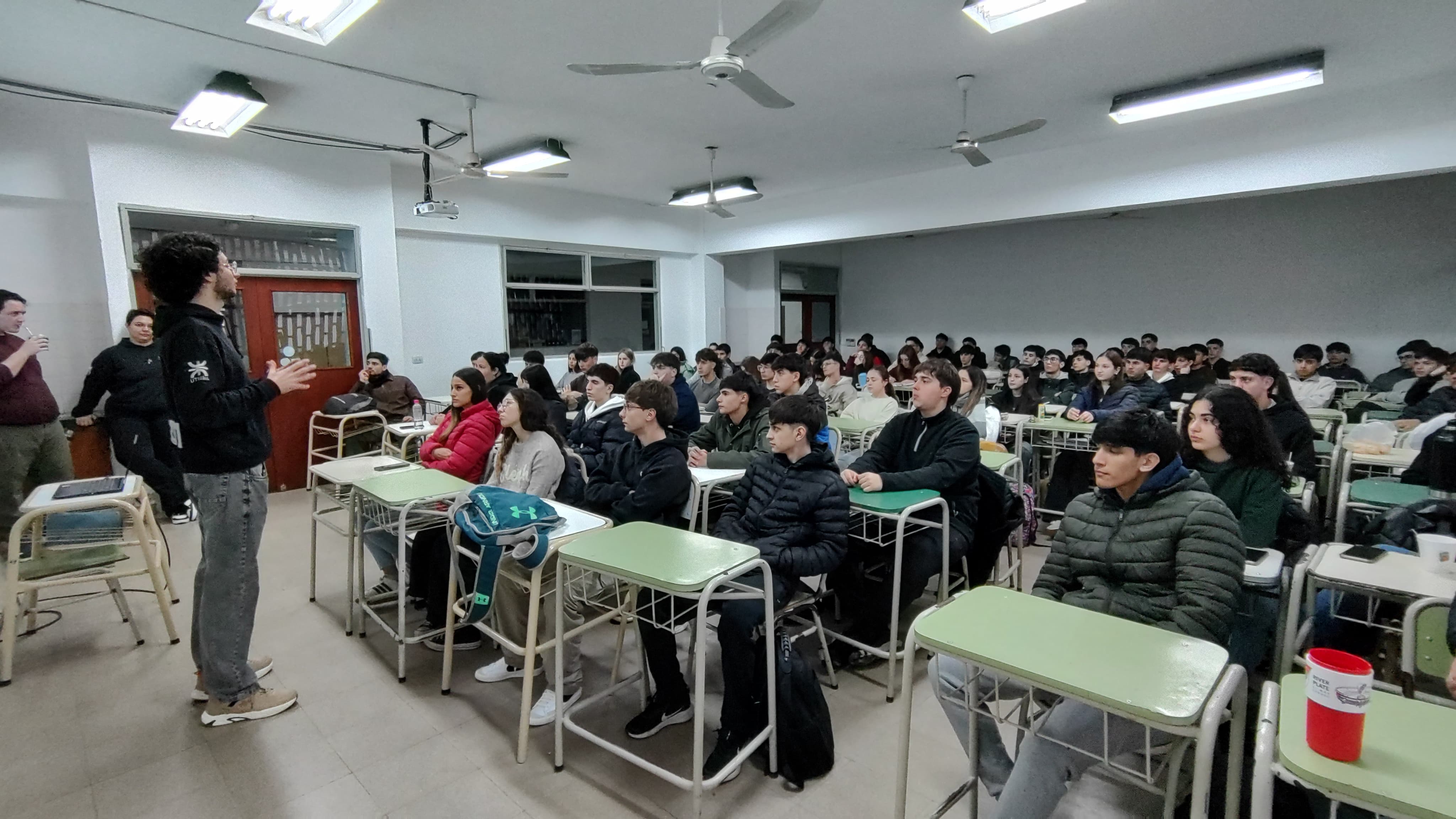 El Seminario semipresencial de ingreso comenzó con la asistencia de centenares de estudiantes